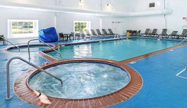3 BDRM, SLEEPS 8, HISTORIC POWHATAN RESORT, COLONIAL WMSBRG, 8 MILES TO SEAWORLD