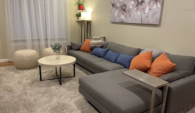 3 bdrm, SUNROOM & Patio; Near shops/Light Rail and easy access to downtown
