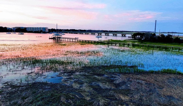 3 Bdrm Townhome With Stunning River Views! Easy walk to shops/beach!
