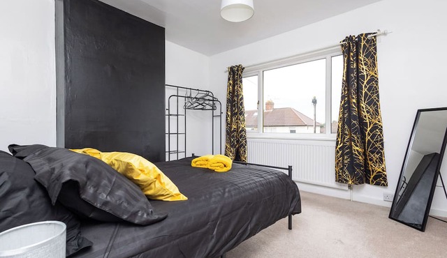 3 Bed 1.5 Bath - Free Parking | Free WiFi | Self Check-in | Smart TV | Garden