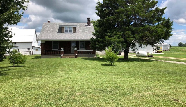 3 Bed, 1 Bath, 1.5 Story FARMHOUSE - 1/2 way between Columbia & Waterloo - V