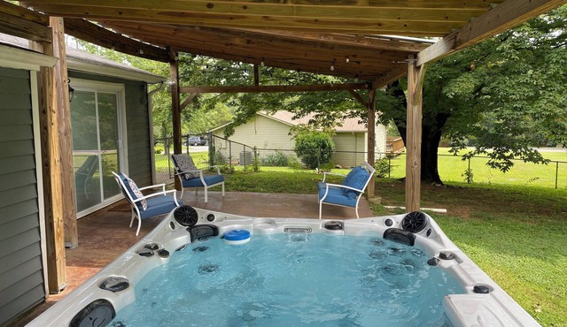 3 bed-1 Bath,5 min to the lake, HotTub, bring your dogs, full fenced back yard.