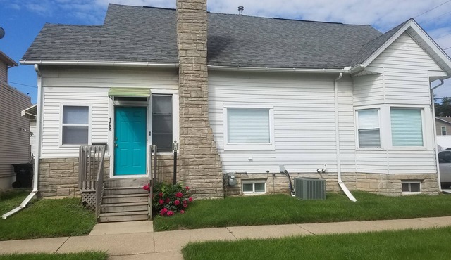 3 Bed, 1 Bath 9 Blocks from Alliant Energy PowerHouse and Downtown