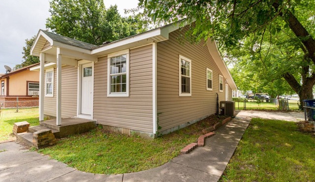 3 Bed 1 Bath Home Conveniently located in the heart of Pryor