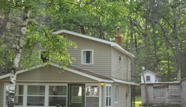 3 Bed, 1 Bath home with shared pontoon, 2 seat kayak and lake access nearby.