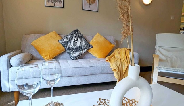 3-bed 1-bath | Sleeps 7 | Parking | Wi-Fi