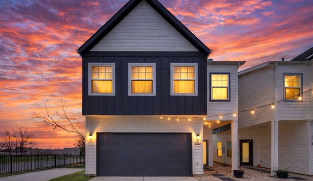 3 Bed, 2.5 Bath, 15 Minutes from Downtown, 2-Car Garage, and Gated Community