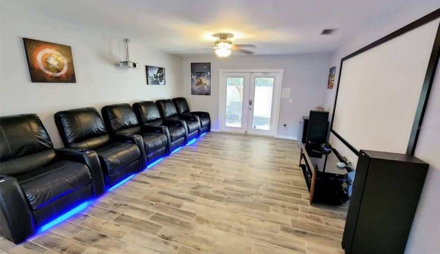 🏡 3 Bed, 2.5 Bath | Heated Pool, Jacuzzi & Sauna! Tampa, FL