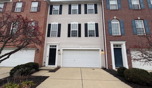 3 bed 2.5 bath townhome - TONS of natural light - in north Indianapolis