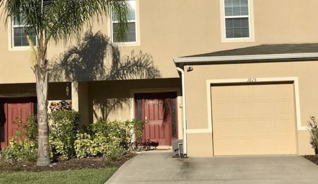 3 bed 2.5 Bath townhome, close to Daytona speedway, beaches, sleeps 6, wifi, TV