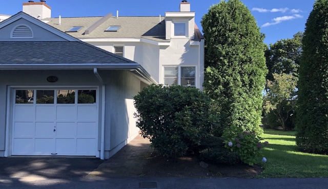 3 Bed., 2.5 Bath Townhouse less than 5 min. Walking distance to downtown & Beach