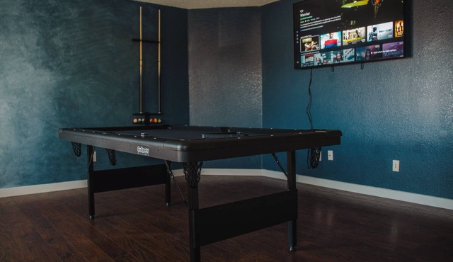 3 bed/2.5 bathroomnSpacious fun, pool table, ping pong table and smart TVs