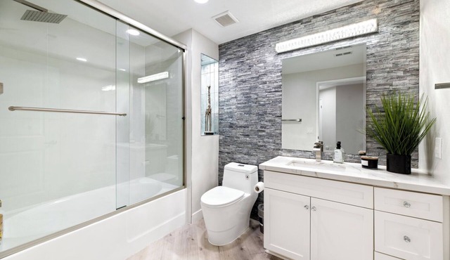 3 Bed, 2 Bath 1340 sq/ft Luxury Condo in Irvine