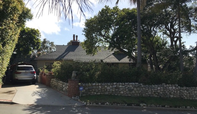 3 bed 2 bath Beach cottage 1750 sq ft with gardens 15 minute walk to the beach