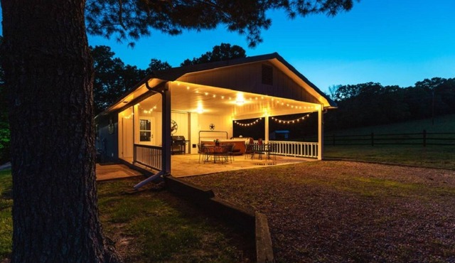 3 Bed 2 Bath Cabin on 300 acre Cattle Farm with Hot Tub and Private River Access