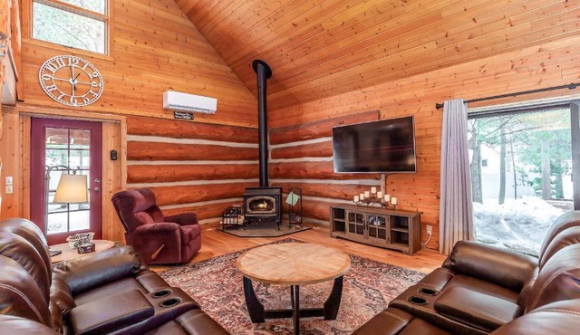 3 bed 2 bath Cabin Pet Friendly Hot Tub Sunriver Home