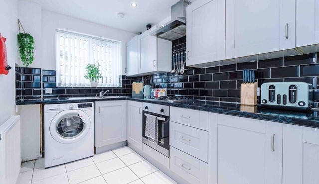 3 Bed+2 Bath | Contractors + Groups |Free Parking!