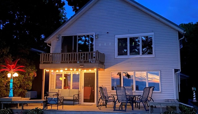 3 bed 2 bath cottage with direct lake and fishing access from backyard, sunsets