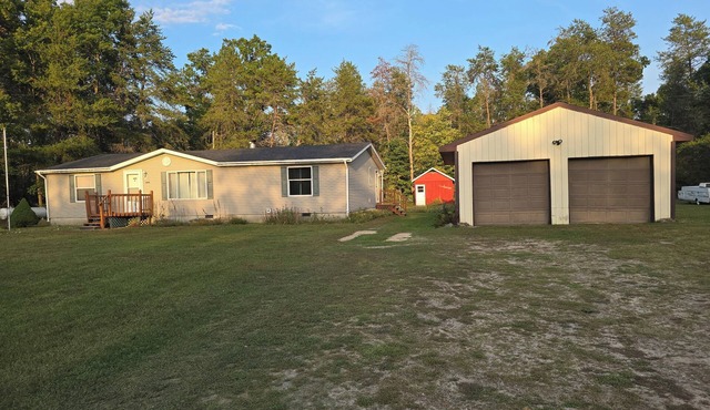 3/Bed 2/Bath Cozy Upgraded Home, Large Outdoor Children/Pet Friendly-Luther, MI