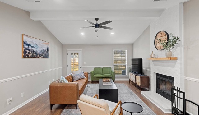 3 Bed 2 Bath,Dog Friendly, Game Room, Fenced Yard