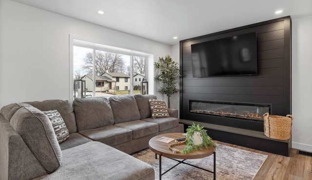 3 bed,2 bath Garage Luxury & Private Turf Yard