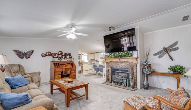 3 bed/2 bath home +office w/futon with community boat ramp & dock to Weiss Lake