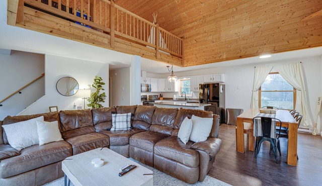 3 BED/2 BATH HOME WITH BOAT SLIP - STEPS TO LAKE WALLENPAUPACK