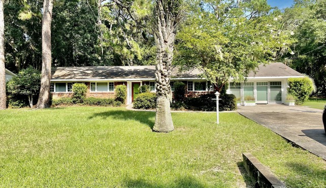 3 Bed 2 bath house sleeps 14, mins from beach and pier.