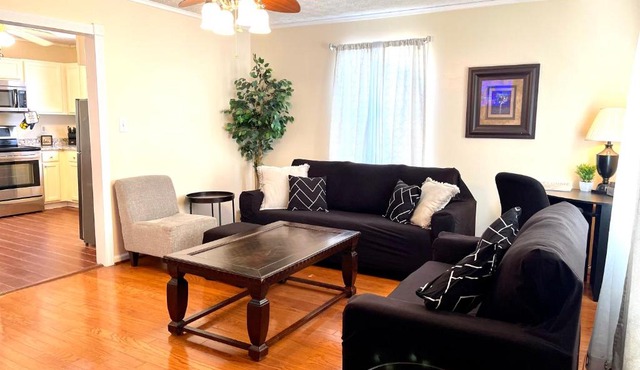3 Bed 2 Bath House, Quiet & downtown Smart TVs in all rooms, Whole house to yourself