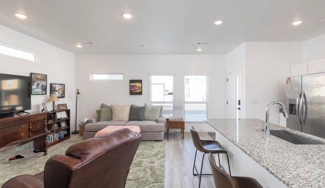 3 Bed 2 Bath house in brilliant Bentonville near downtown & Walmart Home Office