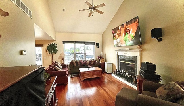 3 Bed, 2 Bath House on Canal with Boat Well Included