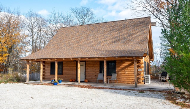 3 bed 2 bath log cabin w/firepit in Sister Bay, WI