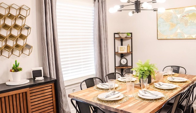 3 bed, 2 bath Luxury Home- SteamPunk Station close to everything!