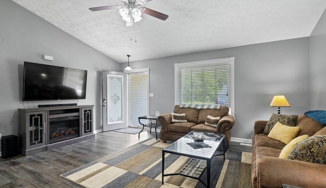 3 Bed/2 Bath Modern 1400 sq ft Home in Quiet Paducah Neighborhood near winery.