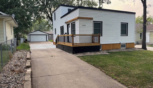 3 bed 2 bath modern style home! Walk to Avera and close to Downtown.