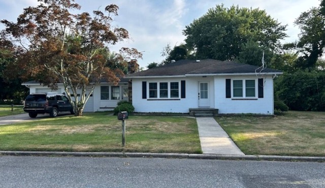 3 Bed 2 Bath - New interior, deck and yard, walk to town and beaches 10-15 min!