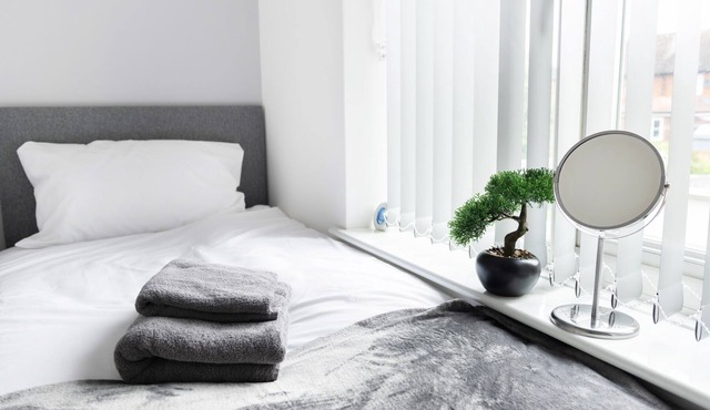 3 bed|2 bath|parking|internet|self check in|M1|QMC| UoN|Wollaton|Nottingham