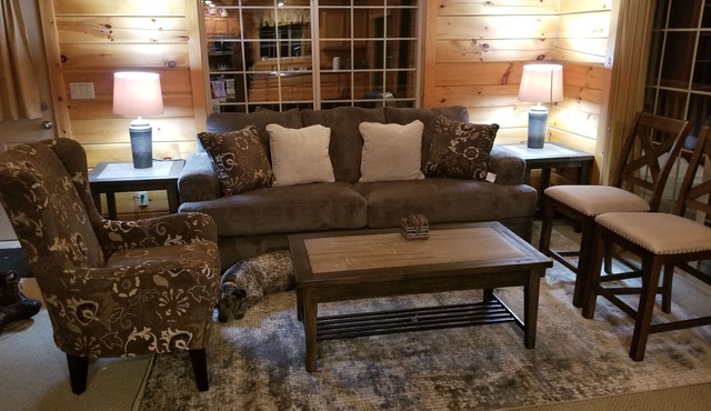 3 bed/2 bath, Pet friendly Log Lakehouse on 5 acres. Private and &nrelaxing.
