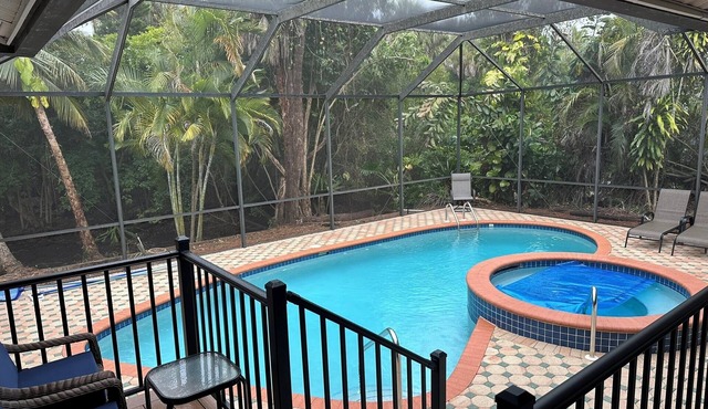 3 bed/2 bath pool home & hot tub in Naples. Great neighborhood. 3 miles to beach