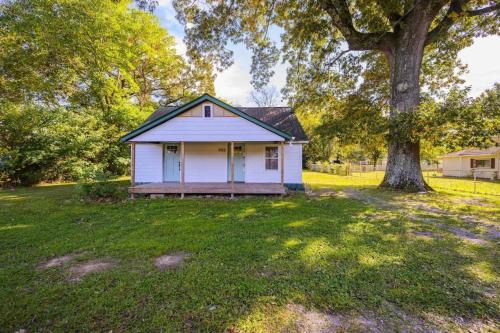 3 Bed 2 Bath Renovated Home Near The Lake