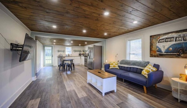 3 bed 2 bath Renovated Home Near the Lake