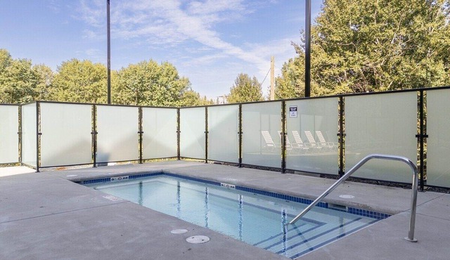 3 Bed/2 Bath Sparrowhawk Lodge-TopFloor-Creekside