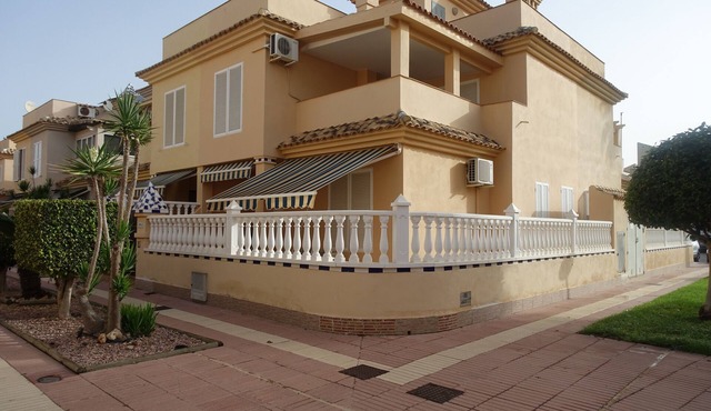 3 Bed, 2 Bath Town house, Aircon, Wifi, Communal pool, Park and Sports area