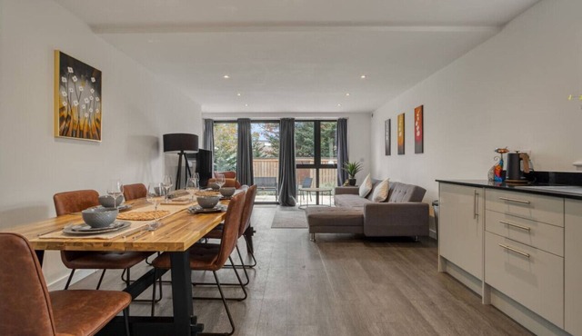 3-Bed, 2-Bath Wembley Apartment with Free Parking