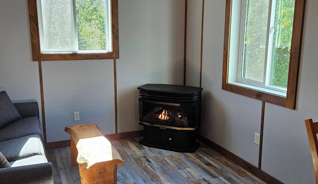 3-bed 2 Bath WiFi, AC.lake front 2 min to Nordic Mtn ,dock ,kayaks .
