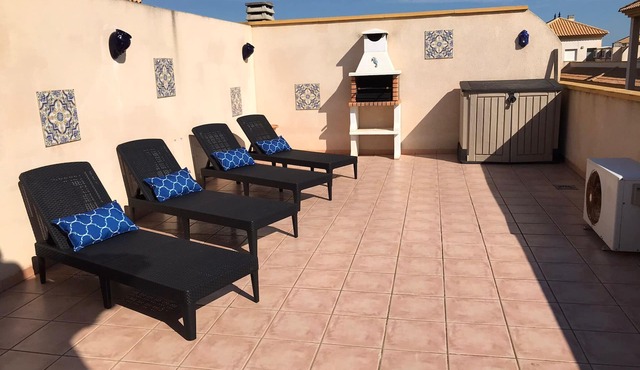 3 bed/2 baths. Penthouse with Private Roof Terrace, Lovely Views, south facing