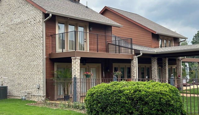 3 bed 2 baths upstairs in home with heated indoor/outdoor pools New Albany