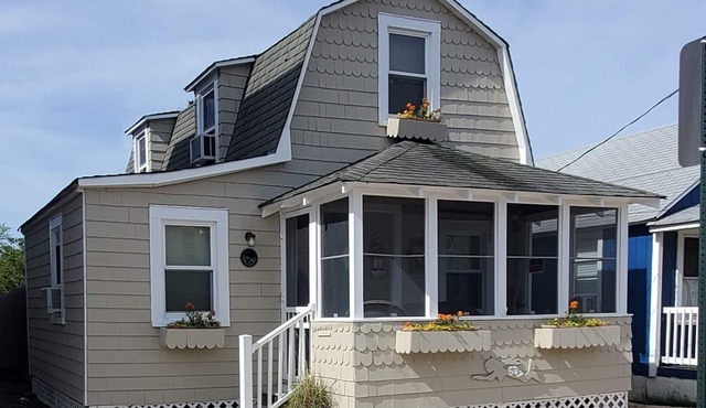 3 bed 2 blocks from Beach. Parking & BEACH BADGES INCLUDED