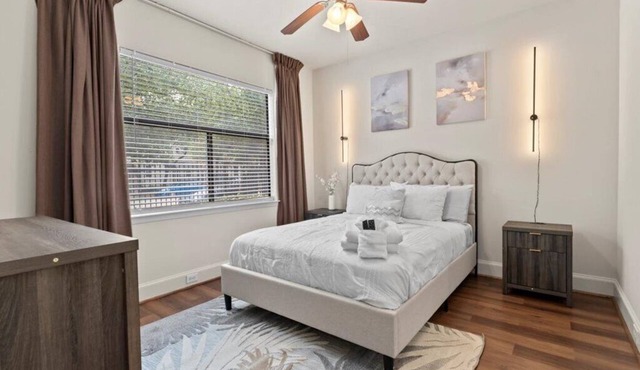 3 Bed, 3.5 Bath Townhome in Eado w/Surround Sound, Smart TVs & Free WiFi