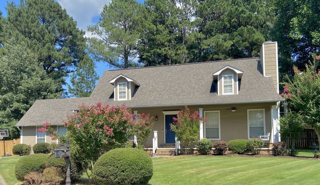 3 Bed-3.5 bath upstairs with an additional Sunroom lights in rooms❤️